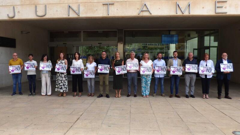 Minuto de silencio en el Ayuntamiento de Benidorm.